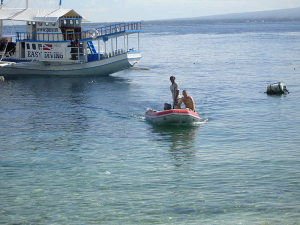 on dive safari in the philippines - transfer to the beach
